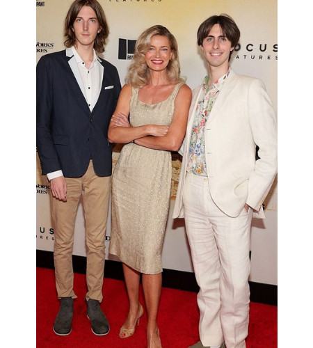 Oliver with his mother and brother